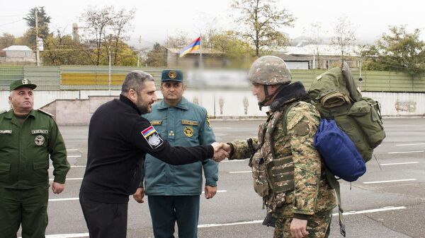 Министр по чрезвычайным ситуациям Армен Памбухчян посетил одну из воинских частей Армении - Sputnik Армения