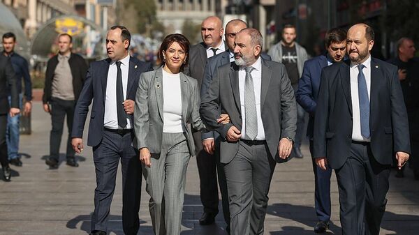 Премьер-министр Никол Пашинян с супругой Анной Акопян во время прогулки на Северном проспекте (4 ноября 2022). Еревaн  - Sputnik Армения