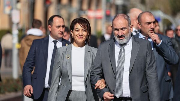 Премьер-министр Никол Пашинян с супругой Анной Акопян  - Sputnik Армения