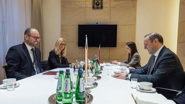 Секретарь Совбеза Армении Армен Григорян встретился с заместителем госсекретаря по вопросам безопасности американской, азиатской и восточной политики Марчином Пшидачом (8 ноября 2022). Польша - Sputnik Армения