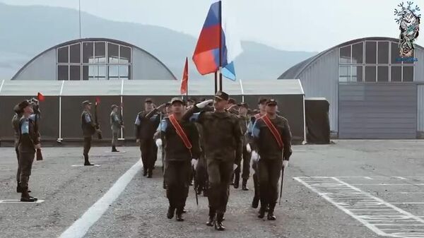 Парад в честь второй годовщины пребывания российского миротворческого контингента в Нагорном Карабахе - Sputnik Армения