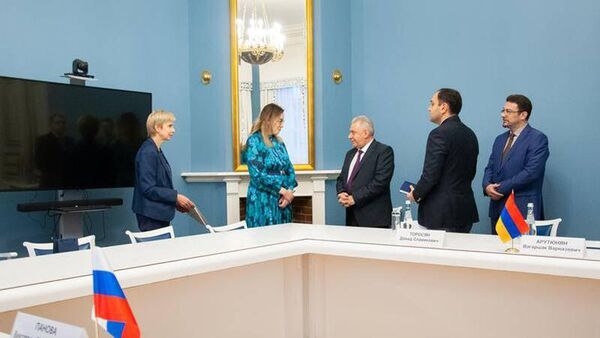 Чрезвычайный и полномочный посол Армении в России Вагаршак Арутюнян посетил Высшую школу экономики, встретился с проректором Викторией Пановой (11 ноября 2022). Москвa - Sputnik Армения
