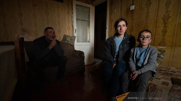 Семья Арутюнянов, дом которых попал под обстрел азербайджанских ВС в селе Сотк - Sputnik Армения