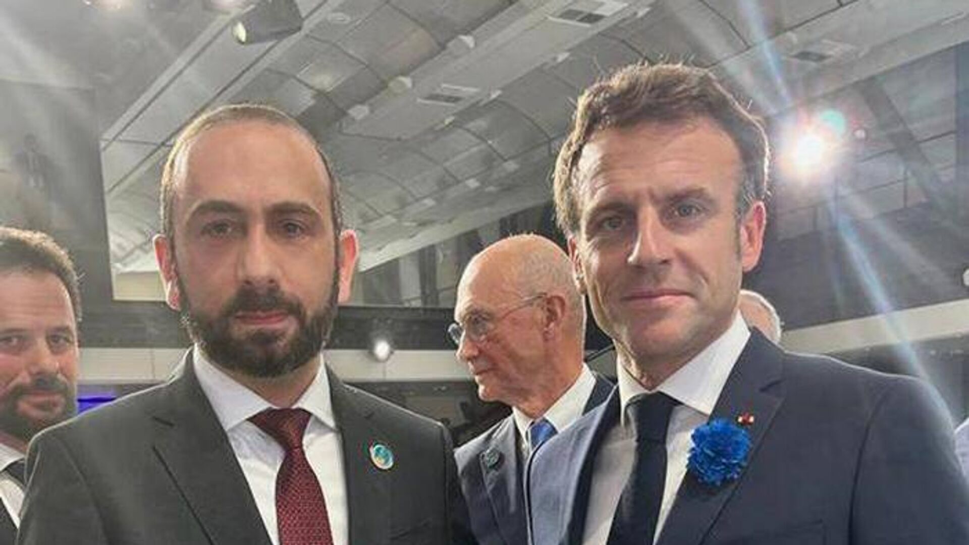 Министр иностранных дел Армении Арарат Мирзоян и президент Франции Эммануэль Макрон на пятой Парижской мирной конференции - Sputnik Армения, 1920, 12.11.2022