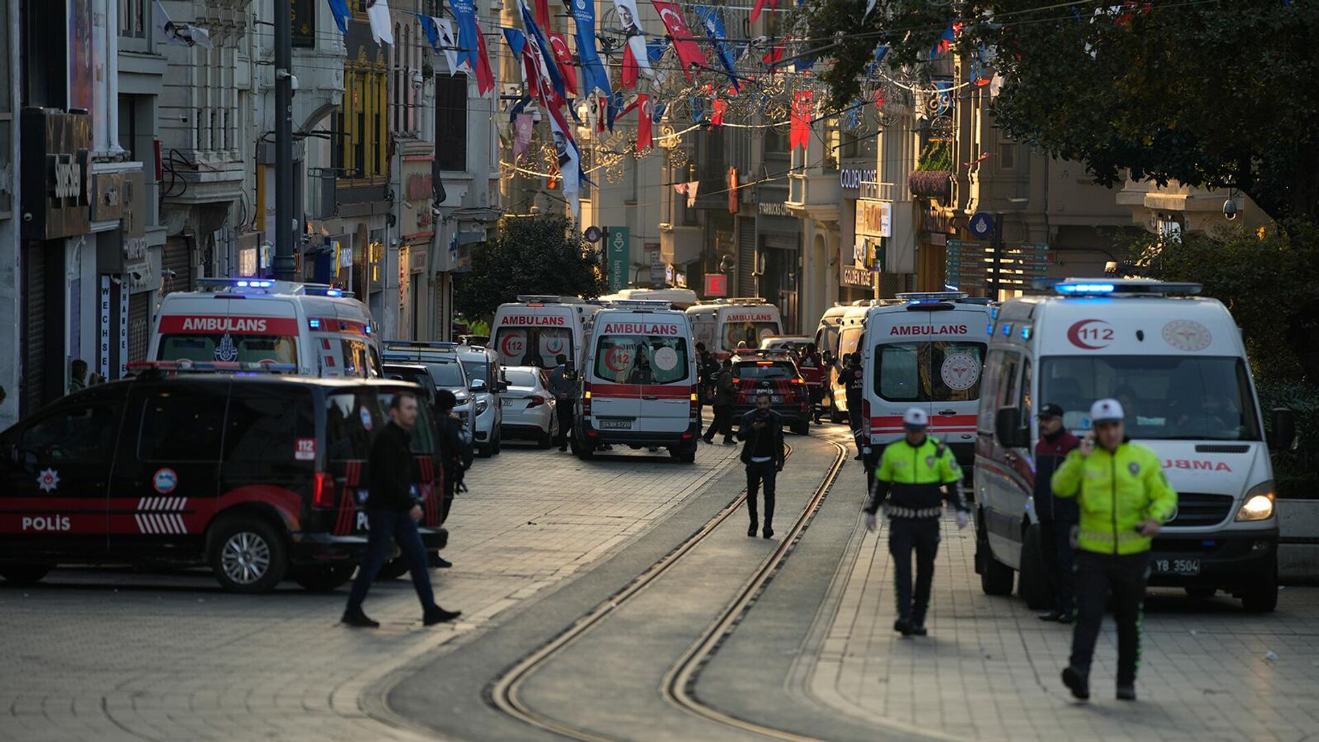 Автомобили правоохранительных служб и скорой помощи на месте взрыва на пешеходном проспекте Истикляль (13 ноября 2022). Стамбул - Sputnik Армения, 1920, 02.12.2022