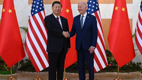 Президент США Джо Байден и председатель Китая Си Цзиньпин приветствуют друг другу руки во время встречи на полях саммита G20 (14 ноября 2022). Бали - Sputnik Армения