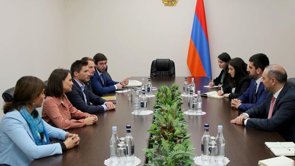 Секретарь Совбеза Армен Григорян принял членов группы молодых делегатов ПА ОБСЕ (14 ноября 2022). Еревaн - Sputnik Армения