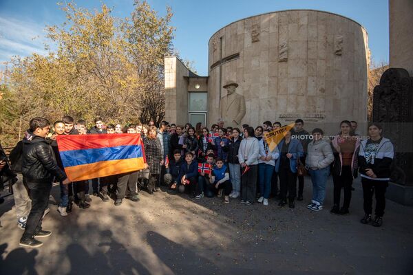 Ученики школы имени Фритьофа Нансена встречают велосипедистов из Норвегии Лайфа Кагена и Хайди Кваммена в Ереване - Sputnik Армения