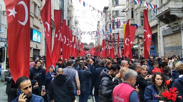 Жители Стамбула несут цветы к месту теракта - Sputnik Армения