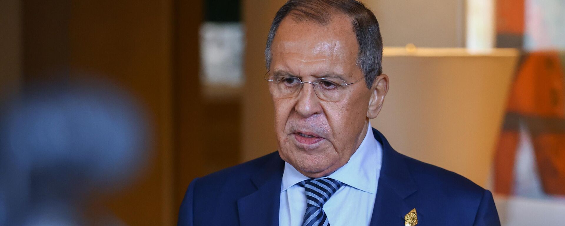 Министр иностранных дел России Сергей Лавров во время подхода к прессе по итогам совещания глав МИД Группы двадцати на полях саммита G20 (15 ноября 2022). Бали - Sputnik Армения, 1920, 20.03.2023