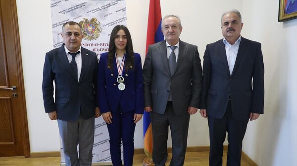 Министр ОНКС Ваграм Думанян принял члена женской сборной Армении по шахматам Мариам Мкртчян (17 ноября 2022). Еревaн - Sputnik Армения
