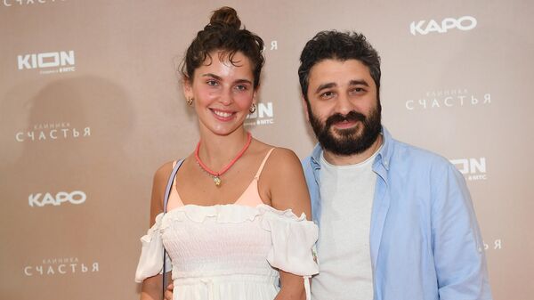 Режиссер Сарик Андреасян и актриса Елизавета Моряк на премьере фильма Клиника счастья (17 мая 2021). Москвa - Sputnik Армения