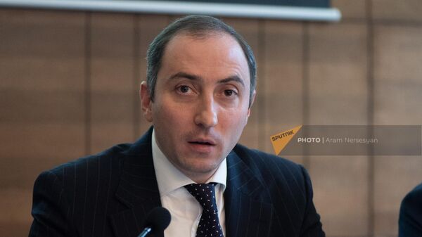 Министр высокотехнологичной промышленности Армении Роберт Хачатрян на пресс-конференции, посвященной работе армянского спутника ArmSAT-1 (18 ноября 2022). Еревaн - Sputnik Արմենիա