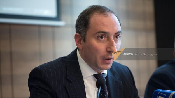 Министр высокотехнологичной промышленности Армении Роберт Хачатрян на пресс-конференции, посвященной работе армянского спутника ArmSAT-1 (18 ноября 2022). Еревaн - Sputnik Արմենիա