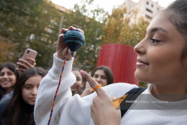 Тем временем в одном из парков Еревана армянская участница &quot;Детского Евровидения&quot; Наре Казарян представила символ конкурса. - Sputnik Армения