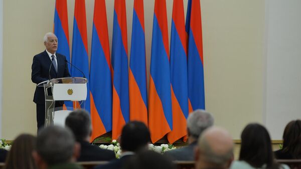 Президент Ваагн Хачатурян во время награждения государственными наградами (18 ноября 2022). Еревaн - Sputnik Армения