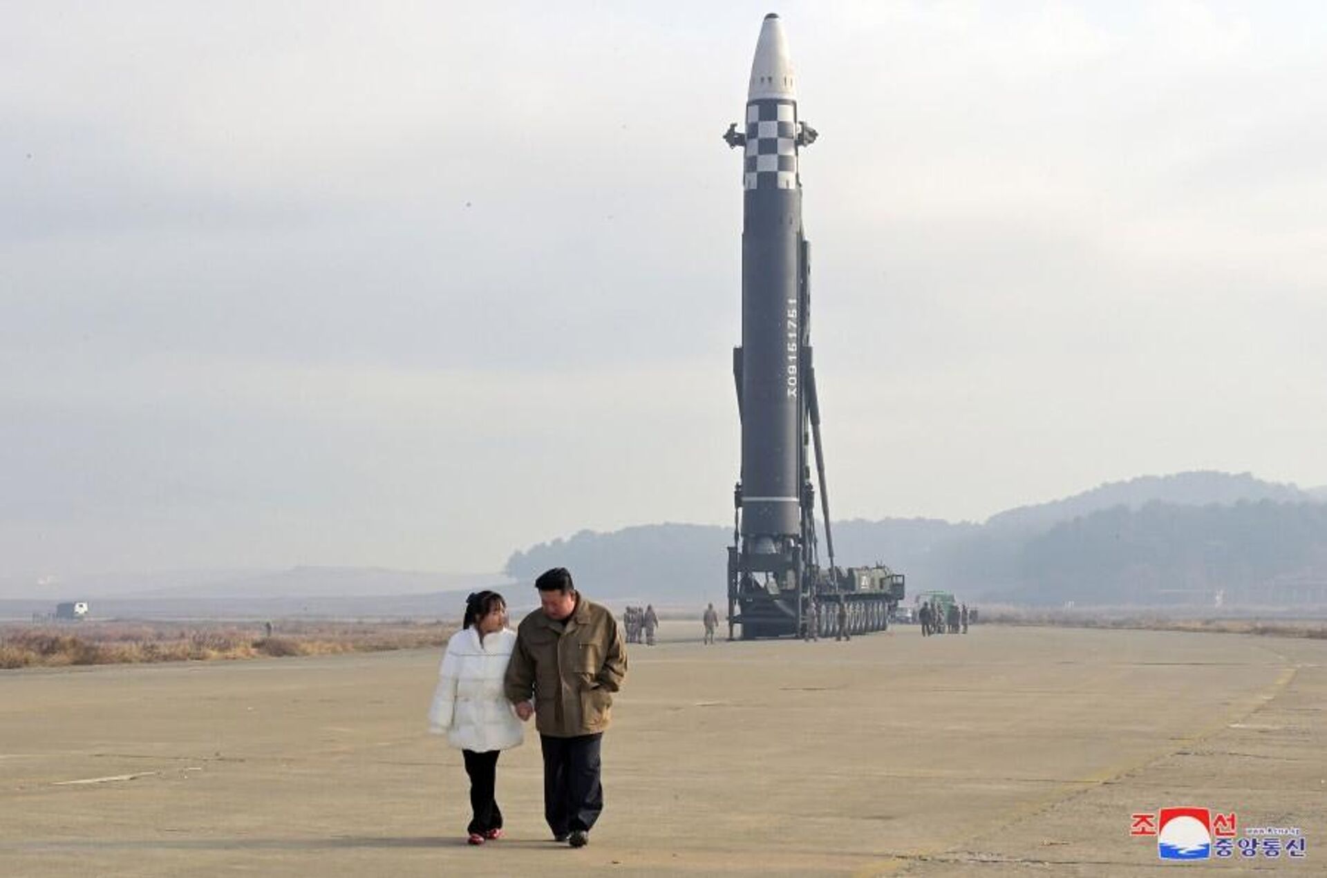 Центральное новостное агентство Северной Кореи опубликовал фотографии лидера Северной Кореи Кима Чен Ына с дочерью на испытательном запуске МБР (18 ноября 2022). С.Корея - Sputnik Արմենիա, 1920, 19.11.2022