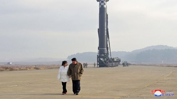 Центральное новостное агентство Северной Кореи опубликовало фотографии лидера Северной Кореи Кима Чен Ына с дочерью на испытательном запуске МБР (18 ноября 2022). С.Корея - Sputnik Армения