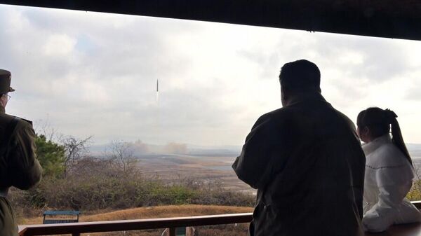 Центральное новостное агентство Северной Кореи опубликовал фотографии лидера Северной Кореи Кима Чен Ына с дочерью на испытательном запуске МБР (18 ноября 2022). С.Корея - Sputnik Армения
