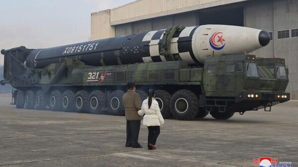 Центральное новостное агентство Северной Кореи опубликовал фотографии лидера Северной Кореи Кима Чен Ына с дочерью на испытательном запуске МБР (18 ноября 2022). С.Корея - Sputnik Армения