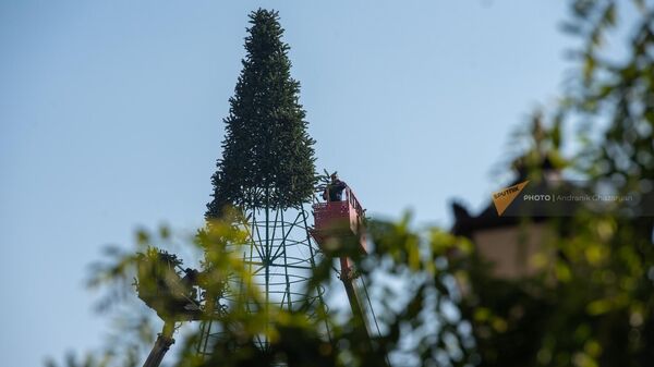 Установка новогодней елки на площади Республики - Sputnik Արմենիա