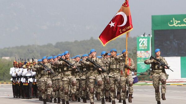 Солдаты турецкой армии маршируют во время парада в честь Дня Пакистана (23 марта 2022). Исламабад - Sputnik Армения