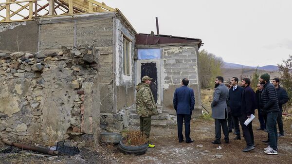 Губернатор Гегаркуника Карен Саркисян в сопровождении главы общины Варденис Агарона Хачатряна, главы Сотка Севака Хачатряна, совместно с представителями благотворительного фонда Ташир проследил восстановительные работы пострадавших в результате азербайджанской агрессии домов (21 ноября 2022). Сотк - Sputnik Армения