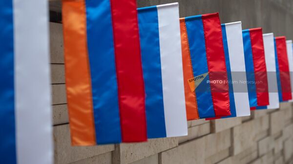 Флаги Армении и России на международном форуме “Память победителей” для организаторов шествия “Бессмертный полк” (22 ноября 2022). Еревaн - Sputnik Армения