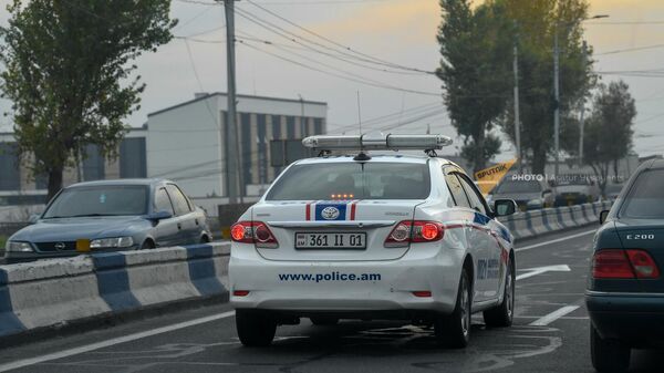Автомобиль дорожной полиции на проспекте Исакова - Sputnik Армения