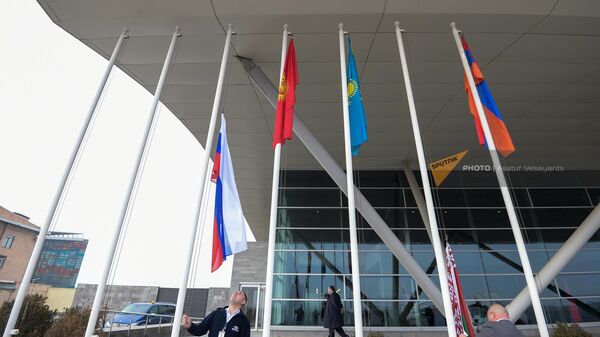 В аэропорту идут последние подготовительные работы перед прилетом участников саммита ОДКБ (22 ноября 2022). Еревaн - Sputnik Армения