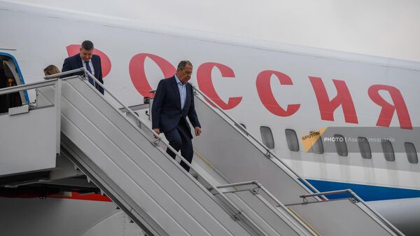 Министр иностранных дел России Сергей Лавров в аэропорту Звартноц (22 ноября 2022). Еревaн - Sputnik Армения