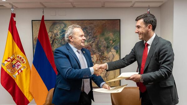 Посол Армении в Испании Сос Аветисян и заместитель ректора Мадридского университета Комплутенс Хуан Карлос Доадрио Виярехо подписали меморандум о создании специальной кафедры арменоведения (21 ноября 2022). Мадрид - Sputnik Армения