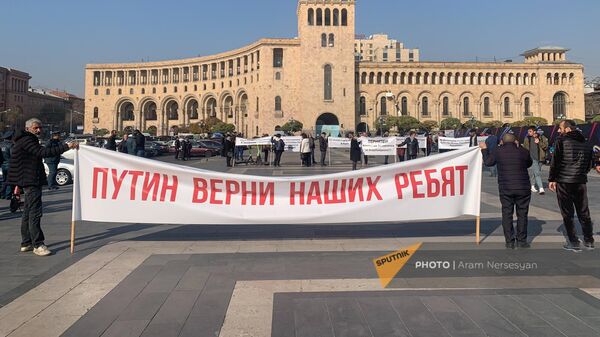 Родственники пленных и пропавших без вести военнослужащих проводят акцию протеста на площади Республики (23 ноября 2022). Еревaн - Sputnik Армения