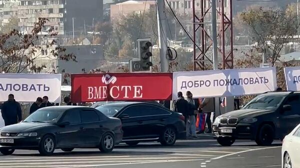 Երևանի Հաղթանակի կամրջի վրա սպասում են ՌԴ նախագահ Վլադիմիր Պուտինի ժամանմանը - Sputnik Армения