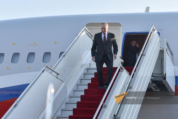 Президент России Владимир Путин прибыл на саммит ОДКБ (23 ноября 2022). Еревaн - Sputnik Армения