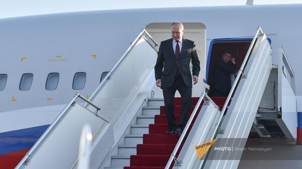 Президент России Владимир Путин прибыл на саммит ОДКБ (23 ноября 2022). Еревaн - Sputnik Армения