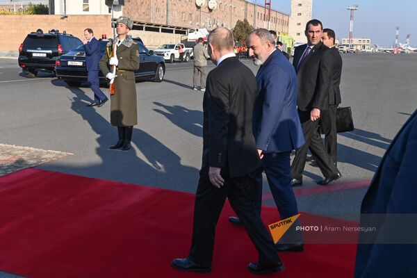 Премьер-министр Никол Пашинян встречает президента России Владимира Путина (23 ноября 2022). Еревaн - Sputnik Армения