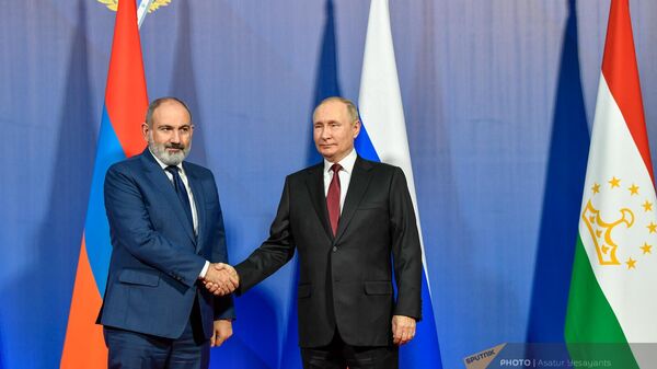 Премьер-министр Армении Никол Пашинян приветствует президента России Владимира Путина перед началом заседания стран-участниц ОДКБ (23 ноября 2022). Еревaн - Sputnik Армения