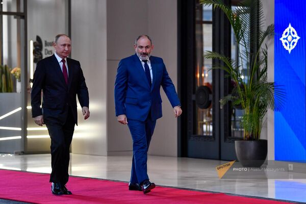 Премьер-министр Армении Никол Пашинян и президент России Владимир Путин прибывают на саммит стран-участниц ОДКБ (23 ноября 2022). Еревaн - Sputnik Армения