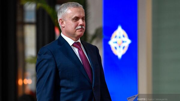 Генеральный секретарь ОДКБ Станислав Зась прибывает на саммит лидеров стран-участниц ОДКБ (23 ноября 2022). Еревaн - Sputnik Армения