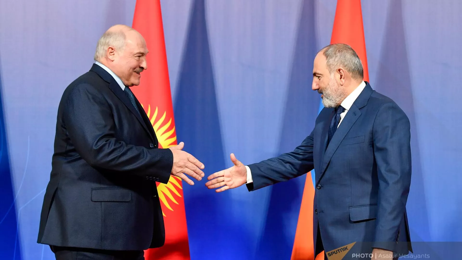 Премьер-министр Армении Никол Пашинян приветствует президента Беларуси Александра Лукашенко перед началом саммита лидеров стран-участниц ОДКБ (23 ноября 2022). Еревaн - Sputnik Армения, 1920, 23.11.2022