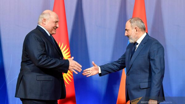 Премьер-министр Армении Никол Пашинян приветствует президента Беларуси Александра Лукашенко перед началом саммита лидеров стран-участниц ОДКБ (23 ноября 2022). Еревaн - Sputnik Армения