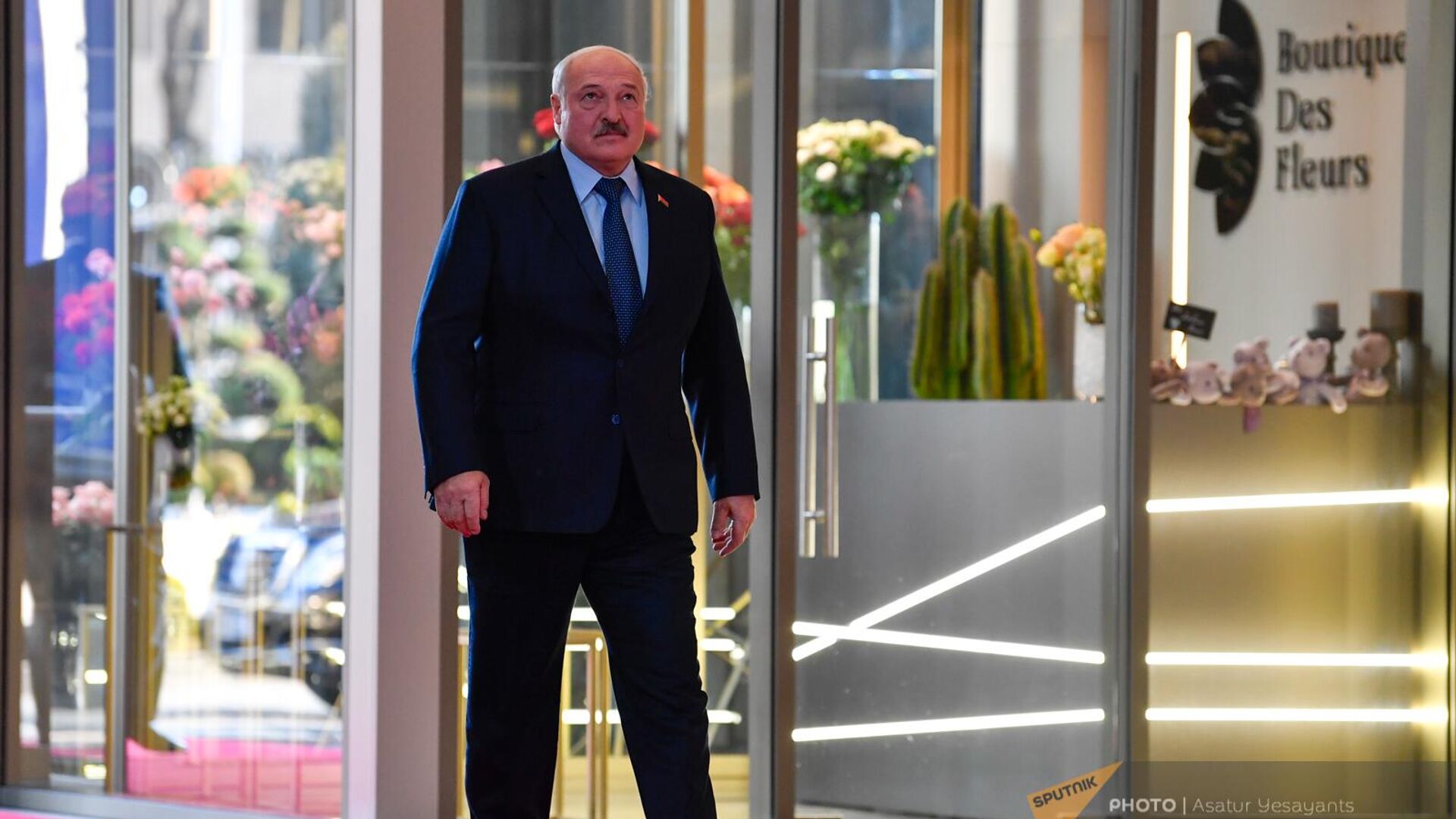 Президент Беларуси Александр Лукашенко прибывает на саммит лидеров стран-участниц ОДКБ (23 ноября 2022). Еревaн - Sputnik Армения, 1920, 17.02.2023