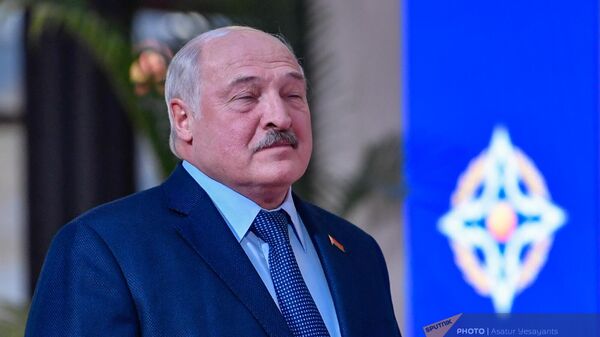 Президент Беларуси Александр Лукашенко прибывает на саммит лидеров стран-участниц ОДКБ (23 ноября 2022). Еревaн - Sputnik Армения
