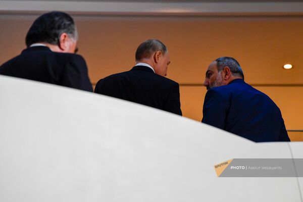 Президент России Владимир Путин и премьер-министр Армении Никол Пашинян перед началом саммита стран-участниц ОДКБ (23 ноября 2022). Еревaн - Sputnik Армения