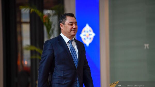 Президент Кыргызстана Садыр Жапаров прибывает на саммит лидеров стран-участниц ОДКБ (23 ноября 2022). Еревaн Президент Кыргызстана Садыр Жапаров прибывает на саммит лидеров стран-участниц ОДКБ (23 ноября 2022). Еревaн - Sputnik Армения