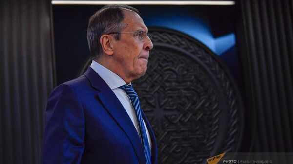 Министр иностранных дел России Сергей Лавров перед началом расширенного заседания саммита глав стран-членов ОДКБ (23 ноября 2022). Еревaн - Sputnik Армения