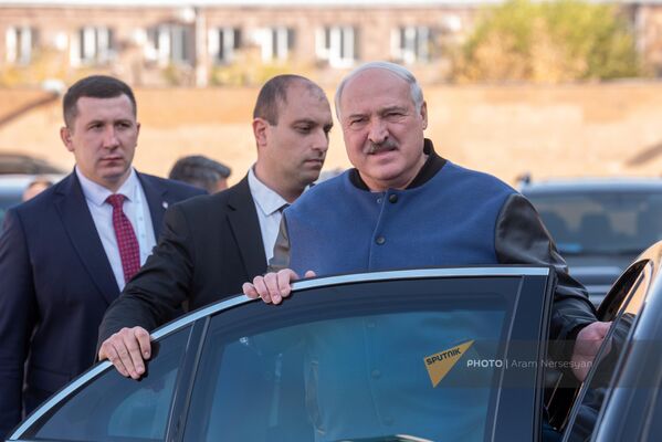 Президент Беларуси Александр Лукашенко прибыл на саммит ОДКБ (23 ноября 2022). Еревaн - Sputnik Армения