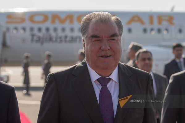 Президент Таджикистана Эмомали Рахмон прибыл на саммит ОДКБ (23 ноября 2022). Еревaн - Sputnik Армения