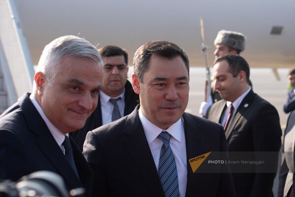 Президент Кыргызстана Садыр Жапаров прибыл на саммит ОДКБ (23 ноября 2022). Еревaн - Sputnik Армения